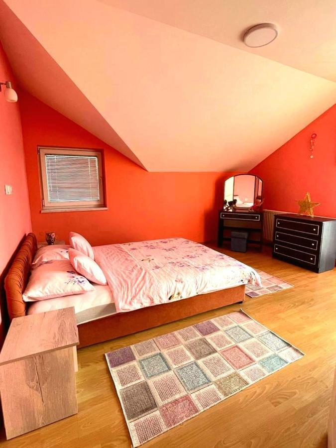 Villa 2 Etagen Mit Grossen Garten Modrica المظهر الخارجي الصورة