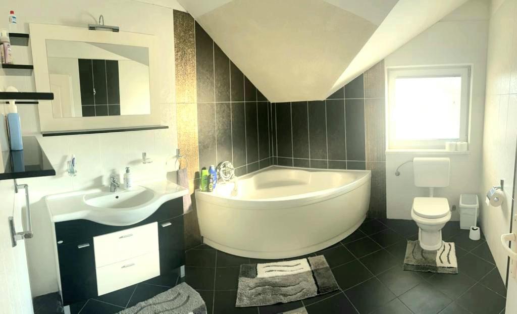 Villa 2 Etagen Mit Grossen Garten Modrica المظهر الخارجي الصورة
